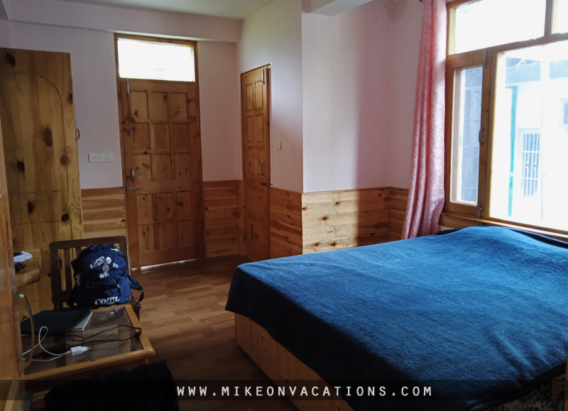 Family accommodation in Manali cozy mountain guesthouse Himalayas