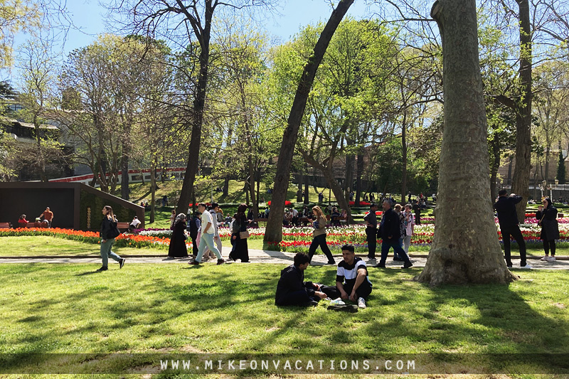 Picnic and enjoy family-friendly activities in Gülhane Park, Istanbul Families picnicking and playing in Gülhane Park, Istanbul with kids