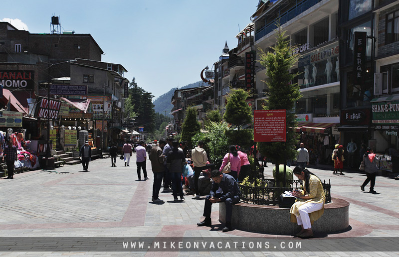 Mall Road Manali street shops and cafes